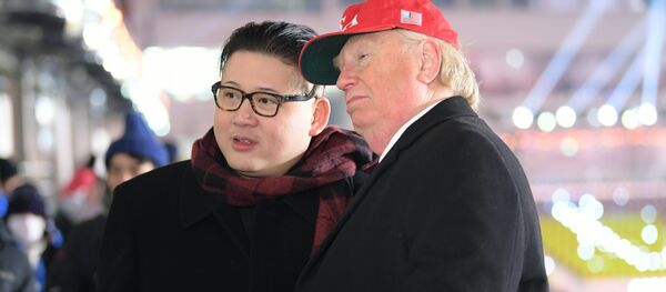 Sósias do presidente norte-americano, Donald Trump, e do líder norte-coreano, Kim Jong-un, posando para fotógrafos durante a cerimônia de abertura dos Jogos Olímpicos de Inverno de 2018 em Pyeongchang - Sputnik Brasil