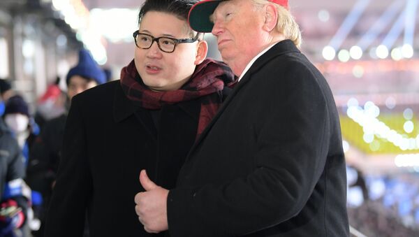 Sósias do presidente norte-americano, Donald Trump, e do líder norte-coreano, Kim Jong-un, posando para fotógrafos durante a cerimônia de abertura dos Jogos Olímpicos de Inverno de 2018 em Pyeongchang - Sputnik Brasil