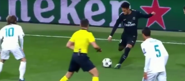 Neymar ataca árbitro com bola - Sputnik Brasil