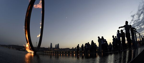 Pessoas olhando para instalação de fogo no litoral do mar Cáspio em Baku - Sputnik Brasil