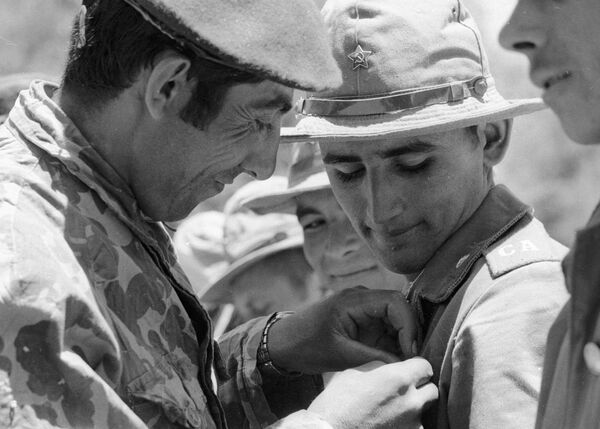 Soldado afegão entrega um distintivo a um soldado soviético  - Sputnik Brasil