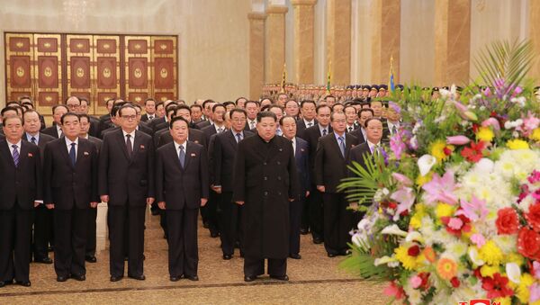 Líder norte-coreano Kim Jong-un presta homenagem ao ex-líder do país Kim Jong-il, Pyongyang - Sputnik Brasil