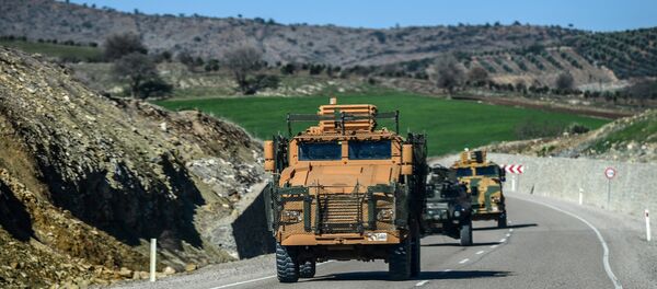 Comboio militar turco transporta soldados para a fronteira turco-síria - Sputnik Brasil