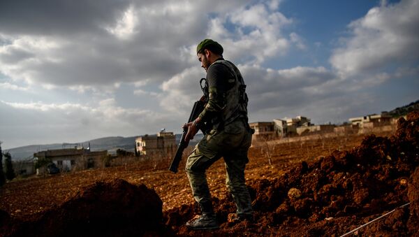 Rebelde sírio apoiado pela Turquia em um posto de controle na cidade síria de Azaz - Sputnik Brasil
