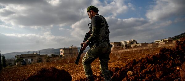 Rebelde sírio apoiado pela Turquia em um posto de controle na cidade síria de Azaz - Sputnik Brasil