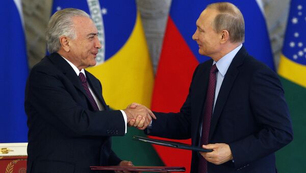 Presidente Michel Temer cumprimenta o presidente Vladimir Putin durante viagem a Moscou - Sputnik Brasil