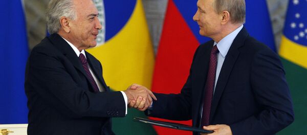 Presidente Michel Temer cumprimenta o presidente Vladimir Putin durante viagem a Moscou Presidente Michel Temer cumprimenta o presidente Vladimir Putin durante viagem a Moscou - Sputnik Brasil