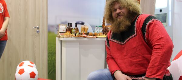 Um 'bogatyr' russo no estande de Vladimir durante o Fórum de Investimentos da Rússia 2018, em Sochi - Sputnik Brasil