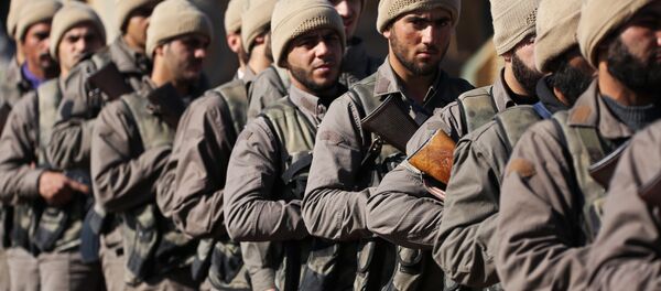 Rebeldes sírios apoiados pela Turquia no norte de Azaz, Síria - Sputnik Brasil