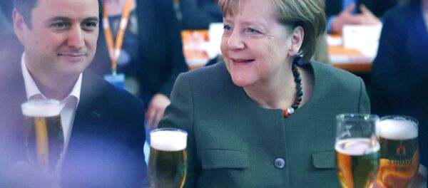 Chanceler alemã, Angela Merkel, segura um copo de cerveja durante uma reunião da União Democrata-Cristã, na Alemanha - Sputnik Brasil