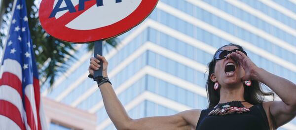 Manifestante Alessandra Mondolfi em ato pelo controle da venda de armas nos EUA. - Sputnik Brasil