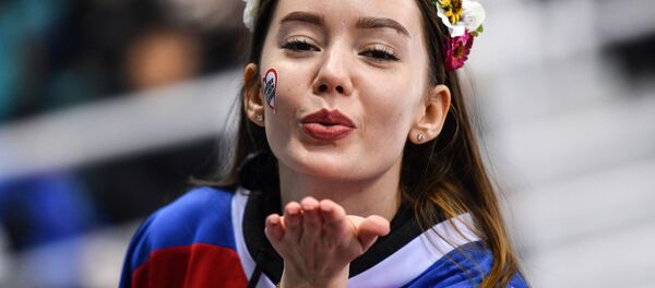 Menina assiste o jogo entre equipes femininas da Rússia e Canadá - Sputnik Brasil