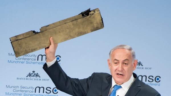 Netanyahu discursa durante a Conferência de Segurança de Munique com destroço do suposto drone iraniano, em 18 de fevereiro de 2018 - Sputnik Brasil