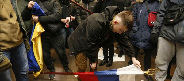 Ativistas e simpatizantes de partidos nacionalistas ucranianos, além de movimento, protestam contra a presença do Centro Russo para a Ciência e a Cultura, em Kiev. Os manifestantes jogaram pedras e ovos contra o centro, além de quebrarem as janelas. Foto de 17 de fevereiro de 2018. - Sputnik Brasil