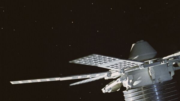 Satélite soviético de telecomunicações Molniya-1 (imagem do filme Ponte Espacial) - Sputnik Brasil