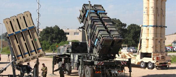 Soldados israelenses perto do sistema de defesa antiaérea israelense Cúpula de Ferro (Iron Dome) à esquerda, mísseis Patriot MIM-104 no centro e míssil antibalístico Hetz-3 (Arrow-3) - Sputnik Brasil
