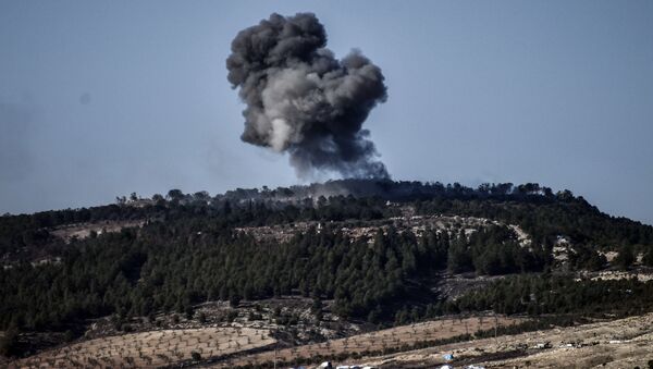 Fumaça causada por explosão na cidade síria de Afrin durante operação turca Ramo de Oliveira (foto de arquivo) - Sputnik Brasil