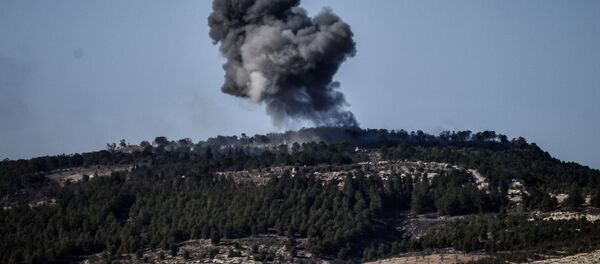 Fumaça causada por explosão na cidade síria de Afrin durante operação turca Ramo de Oliveira - Sputnik Brasil