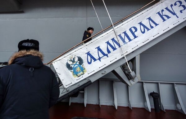 Oficiais da marinha na escada de portaló do porta-aviões russo Admiral Kuznetsov - Sputnik Brasil