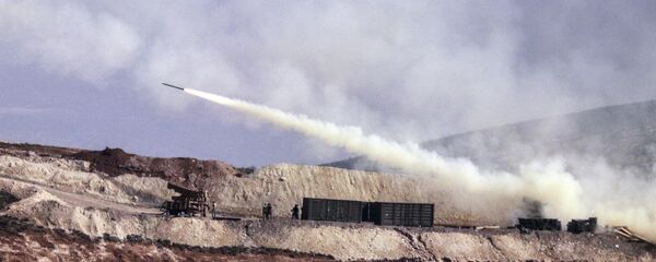 Artilharia turca dispara contra alvos curdos na área de Afrin, 9 de fevereiro de 2018 - Sputnik Brasil