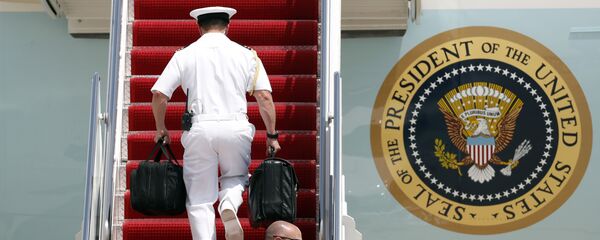 Mala com códigos nucleares do assistente militar do presidente norte-americano - Sputnik Brasil