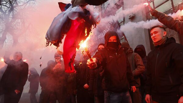 Ativistas e apoiantes de partidos e movimentos nacionalistas ucranianos queimam a bandeira do Estado russo, que foi confiscada do escritório do Centro de Ciência e Cultura da Rússia durante um protesto em Kiev em 17 de fevereiro de 2018 - Sputnik Brasil