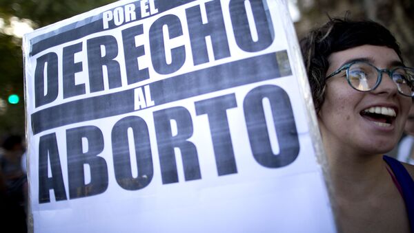 Jovem segura cartaz em defesa da legalização do aborto na Argentina (arquivo) - Sputnik Brasil