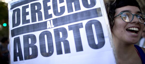 Jovem segura cartaz em defesa da legalização do aborto na Argentina (arquivo) - Sputnik Brasil