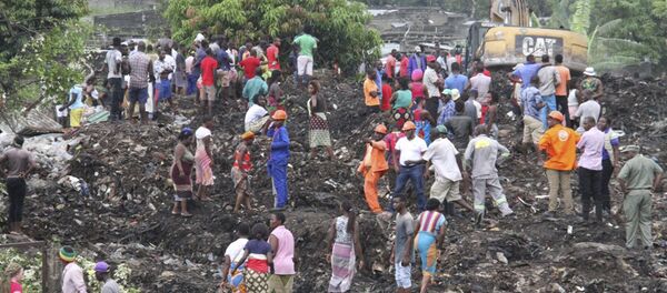 Equipe de busca e resgates e voluntários tentam encontrar sobreviventes sob detritos de Hulene, nos arredores de Maputo - Sputnik Brasil