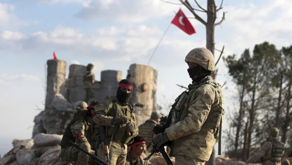 Combatentes pró-Turquia e tropas turcas na colina que separa Afrin da cidade turca de Azaz - Sputnik Brasil