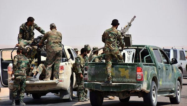 Homens armados das tropas governamentais em caminhões no leste de Deir ez-Zor, Síria - Sputnik Brasil