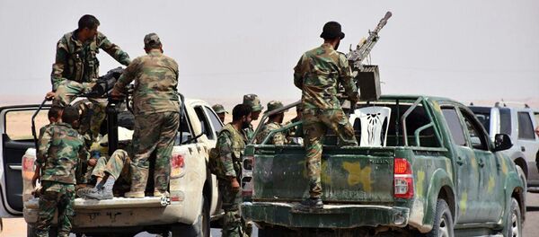 Homens armados das tropas governamentais em caminhões no leste de Deir ez-Zor, Síria - Sputnik Brasil