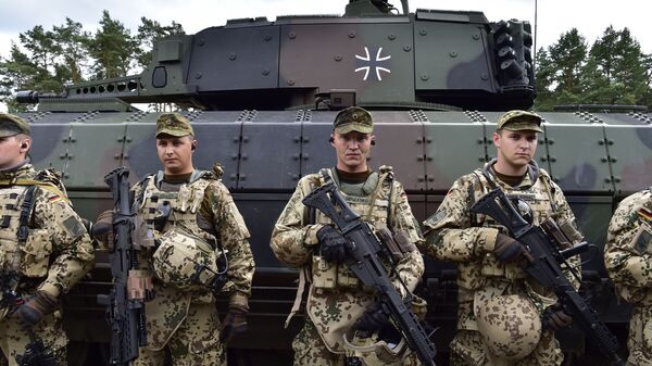 Солдаты панцергренадерского батальона перед БМП Пума в Германии - Sputnik Brasil