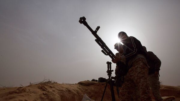 Soldados da Líbia instalam arma para combater contra militantes em Al-Ajaylat, perto de Trípoli (arquivo) - Sputnik Brasil