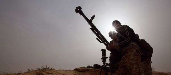 Soldados da Líbia instalam arma para combater contra militantes em Al-Ajaylat, perto de Trípoli, Líbia, 21 de fevereiro de 2015 - Sputnik Brasil