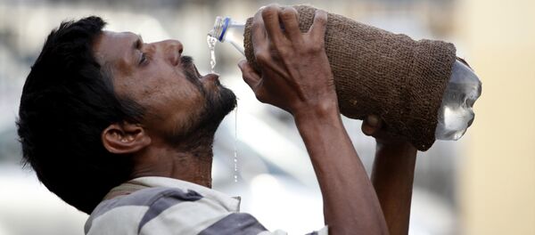 Homem bebe água - Sputnik Brasil