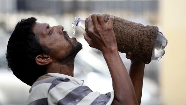 Homem bebe água - Sputnik Brasil