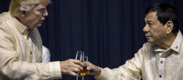 O presidente Donald Trump brinda com o presidente das Filipinas, Rodrigo Duterte, em um jantar da Cúpula da ASEAN no Centro de Convenções SMX, em novembro de 2017 - Sputnik Brasil