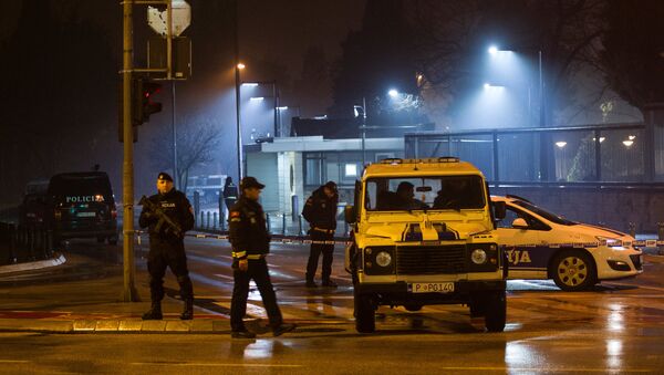 Polícia em frente a embaixada dos EUA em Podgorica, Montenegro - Sputnik Brasil