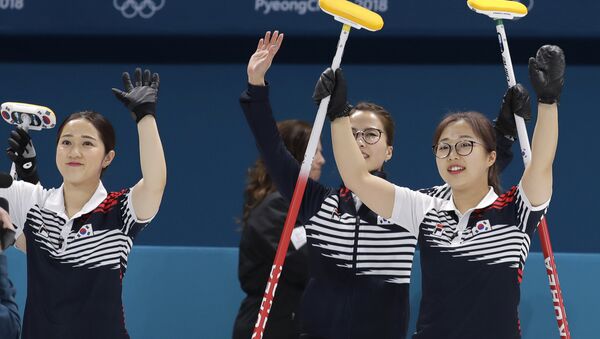 Equipe de curling sul-coreana depois de vencer a partida contra Dinamarca, durante os Jogos Olímpicos de Inverno - Sputnik Brasil