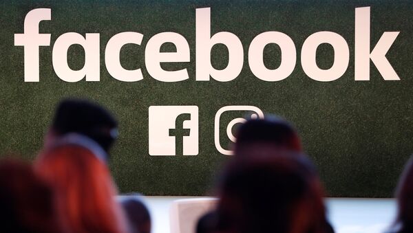 Logotipo do Facebook com ícones de aplicativos Facebook e Instagram é visto em uma conferência em Bruxelas em 23 de janeiro de 2018 - Sputnik Brasil