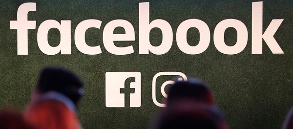 Logotipo do Facebook com ícones de aplicativos Facebook e Instagram é visto em uma conferência em Bruxelas em 23 de janeiro de 2018 - Sputnik Brasil