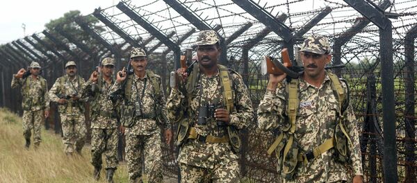Guardas de fronteira da Índia patrulham a fronteira da Bangladesh perto Siliguri, 6 de setembro de 2011 - Sputnik Brasil