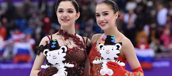 Yevgenia Medvedeva e Alina Zagitova nos Jogos Olímpicos de PyeongChang - Sputnik Brasil
