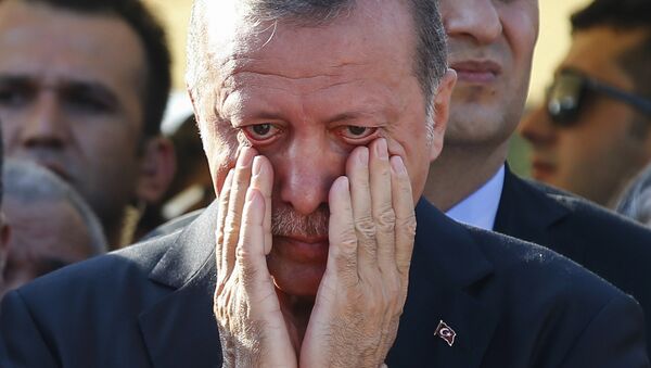 Presidente turco, Recep Tayyip Erdogan, secando as lágrimas (foto de arquivo) - Sputnik Brasil