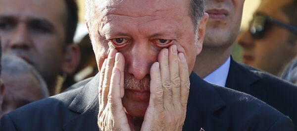 Presidente turco, Recep Tayyip Erdogan, secando as lágrimas (foto de arquivo) - Sputnik Brasil