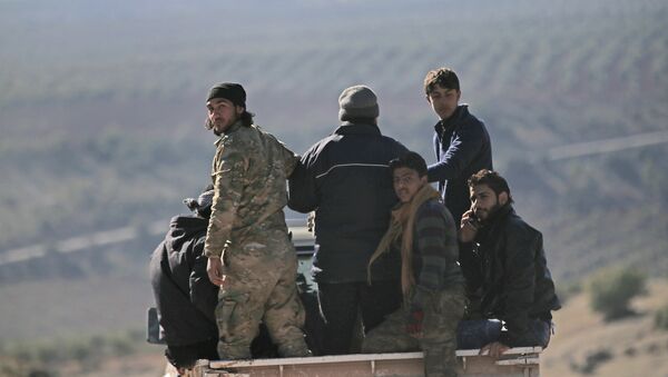 Soldados da oposição do Exército Livre da Síria apoiados pela Turquia em um caminhão na fronteira com a Síria (foto de arquivo) - Sputnik Brasil
