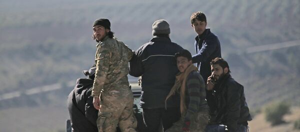 Soldados da oposição do Exército Livre da Síria apoiados pela Turquia em um caminhão na fronteira com a Síria (foto de arquivo) - Sputnik Brasil
