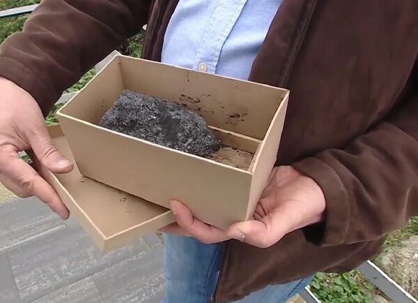 Uma rocha contaminada recolhida na respectiva área  - Sputnik Brasil