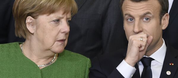 A chanceler da Alemanha, Angela Merkel, conversa com o presidente francês, Emmanuel Macron, durante um encontro de líderes da União Europeia em Bruxelas - Sputnik Brasil